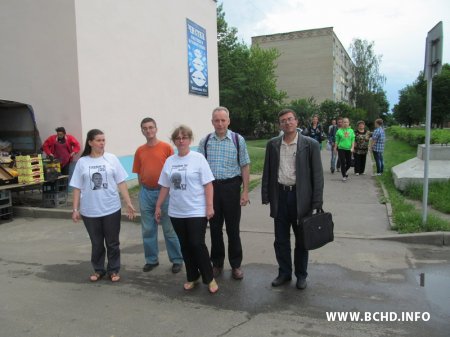 BCD activists march through Babruisk with portraits of political prisoners