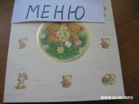 Акцыя ў Віцебску: актывісты “накармілі” гараджанаў абяцаннямі ад улады (фота)