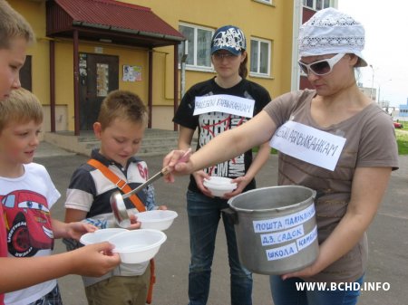 Акцыя ў Віцебску: актывісты "накармілі" гараджанаў абяцаннямі ад улады (фота)