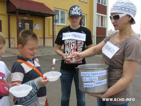 Акцыя ў Віцебску: актывісты "накармілі" гараджанаў абяцаннямі ад улады (фота)