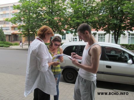 Актывісты БХД па ўсёй Беларусі збіраюць подпісы супраць алкагалізацыі (фота)