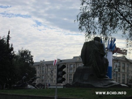 Бел-чырвона-белы сцяг у Менску ў гонар 500-годдзя Аршанскай Перамогі (Фота, Відэа)