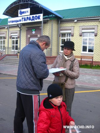 Народны кантроль: актывістам Гарадка дапамаглі збіраць подпісы супраць алкагалізацыі (фота)