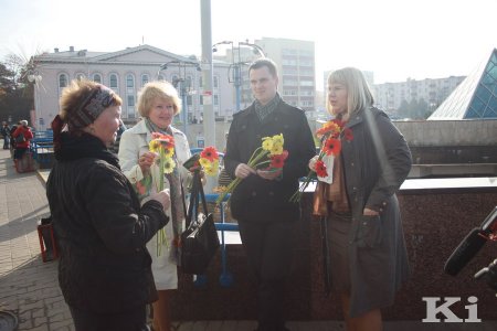 У Мінску актывісты БХД у Дзень маці раздавалі жанчынам кветкі і паштоўкі (фотарэпартаж)