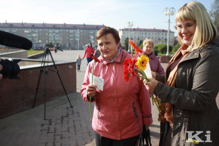 У Мінску актывісты БХД у Дзень маці раздавалі жанчынам кветкі і паштоўкі (фотарэпартаж)