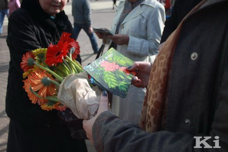 У Мінску актывісты БХД у Дзень маці раздавалі жанчынам кветкі і паштоўкі (фотарэпартаж)
