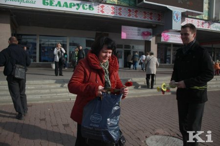 У Мінску актывісты БХД у Дзень маці раздавалі жанчынам кветкі і паштоўкі (фотарэпартаж)