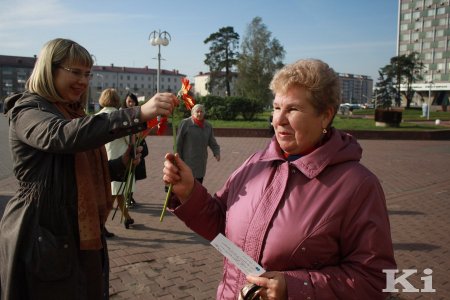 У Мінску актывісты БХД у Дзень маці раздавалі жанчынам кветкі і паштоўкі (фотарэпартаж)