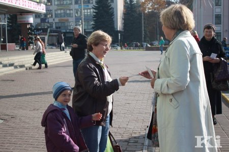У Мінску актывісты БХД у Дзень маці раздавалі жанчынам кветкі і паштоўкі (фотарэпартаж)