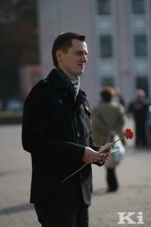 У Мінску актывісты БХД у Дзень маці раздавалі жанчынам кветкі і паштоўкі (фотарэпартаж)