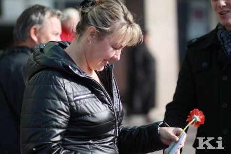У Мінску актывісты БХД у Дзень маці раздавалі жанчынам кветкі і паштоўкі (фотарэпартаж)