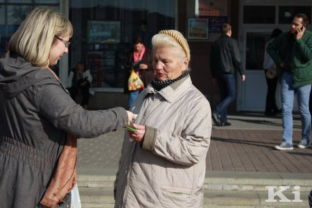 У Мінску актывісты БХД у Дзень маці раздавалі жанчынам кветкі і паштоўкі (фотарэпартаж)