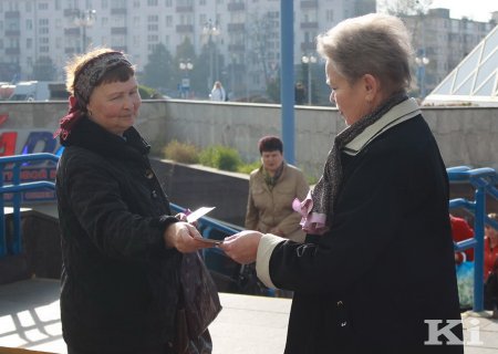 У Мінску актывісты БХД у Дзень маці раздавалі жанчынам кветкі і паштоўкі (фотарэпартаж)