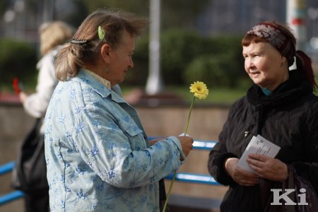 У Мінску актывісты БХД у Дзень маці раздавалі жанчынам кветкі і паштоўкі (фотарэпартаж)