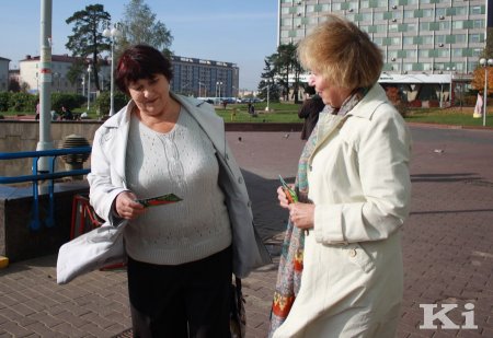 У Мінску актывісты БХД у Дзень маці раздавалі жанчынам кветкі і паштоўкі (фотарэпартаж)