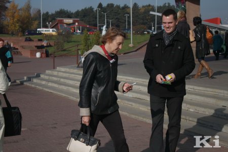 У Мінску актывісты БХД у Дзень маці раздавалі жанчынам кветкі і паштоўкі (фотарэпартаж)