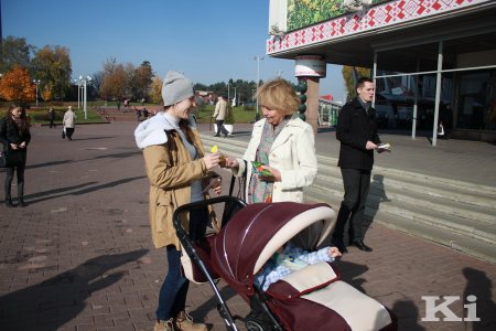 У Мінску актывісты БХД у Дзень маці раздавалі жанчынам кветкі і паштоўкі (фотарэпартаж)