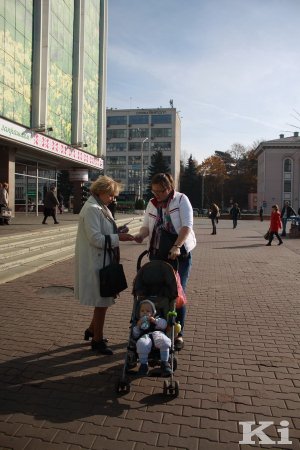 У Мінску актывісты БХД у Дзень маці раздавалі жанчынам кветкі і паштоўкі (фотарэпартаж)