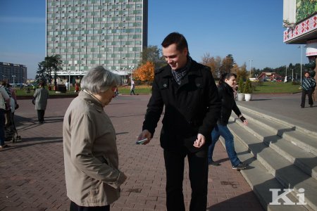 У Мінску актывісты БХД у Дзень маці раздавалі жанчынам кветкі і паштоўкі (фотарэпартаж)
