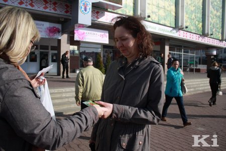 У Мінску актывісты БХД у Дзень маці раздавалі жанчынам кветкі і паштоўкі (фотарэпартаж)