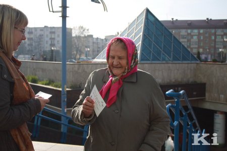 У Мінску актывісты БХД у Дзень маці раздавалі жанчынам кветкі і паштоўкі (фотарэпартаж)