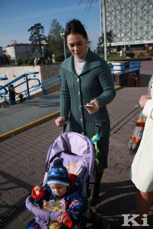 У Мінску актывісты БХД у Дзень маці раздавалі жанчынам кветкі і паштоўкі (фотарэпартаж)