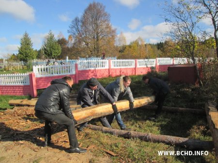 У Капыльскім раёне актывісты БХД правялі талаку на месцы будучага помніка ахвярам фашызму (фота)