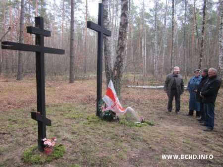 Гомельская апазіцыя на Дзяды правялі прыборку ля мемарыяльных крыжоў (фота)