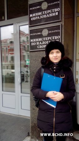 МХД перадалі ў Мінадукацыі сотні подпісаў за рэформы адукацыі (фота)