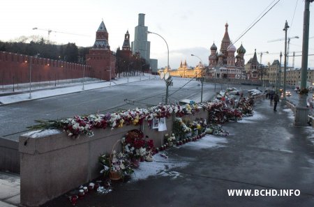 Сябры БХД усклалі кветкі да месца забойства Барыса Нямцова (фота)