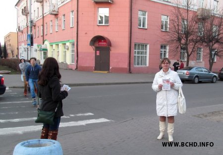 Бабруйскія актывісты павіншавалі гараджанаў з Днём Волі (фота)