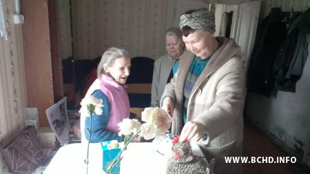 Актывісты БХД усклалі кветкі да помніка ваеннапалонным і наведалі вымушаную остарбайтарку (фота, відэа)