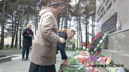 Актывісты БХД усклалі кветкі да помніка ваеннапалонным і наведалі вымушаную остарбайтарку (фота, відэа)