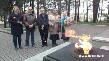 Актывісты БХД усклалі кветкі да помніка ваеннапалонным і наведалі вымушаную остарбайтарку (фота, відэа)