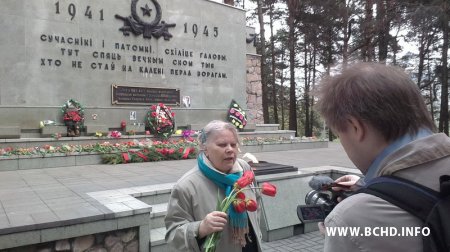 Актывісты БХД усклалі кветкі да помніка ваеннапалонным і наведалі вымушаную остарбайтарку (фота, відэа)