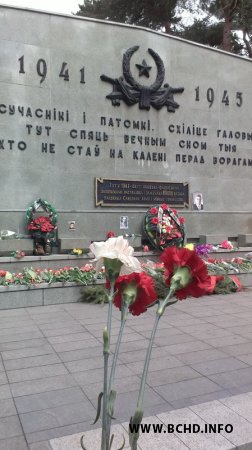 Актывісты БХД усклалі кветкі да помніка ваеннапалонным і наведалі вымушаную остарбайтарку (фота, відэа)