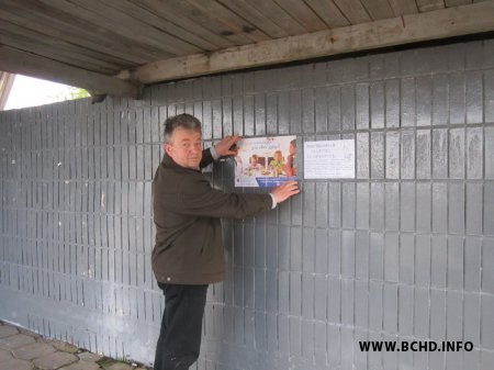 Актывісты Мядзела расклеілі антыалкагольныя плакаты і аб'явы аб няспыннай малітве (фота)