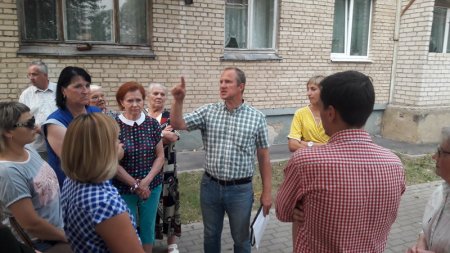 Жыхары Салігорска абураныя звычкай ўладаў будаваць дамы на школьных стадыёнах (фота)
