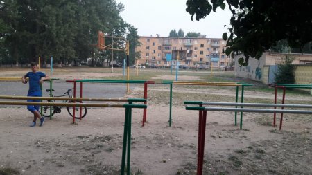 Жыхары Салігорска абураныя звычкай ўладаў будаваць дамы на школьных стадыёнах (фота)