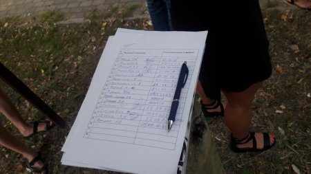 Жыхары Салігорска абураныя звычкай ўладаў будаваць дамы на школьных стадыёнах (фота)