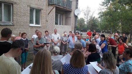 Жыхары Салігорска абураныя звычкай ўладаў будаваць дамы на школьных стадыёнах (фота)