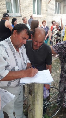 Жыхары Салігорска абураныя звычкай ўладаў будаваць дамы на школьных стадыёнах (фота)