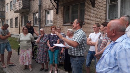Жыхары Салігорска абураныя звычкай ўладаў будаваць дамы на школьных стадыёнах (фота)