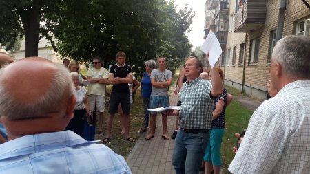 Жыхары Салігорска абураныя звычкай ўладаў будаваць дамы на школьных стадыёнах (фота)