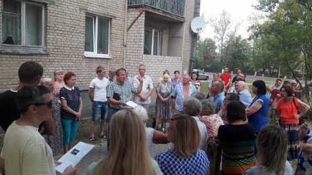 Жыхары Салігорска абураныя звычкай ўладаў будаваць дамы на школьных стадыёнах (фота)