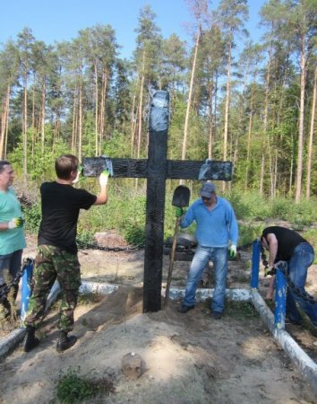 У Гомелі сябры БХД далучыліся да ўсталёўкі новых крыжоў памяці ахвяраў НКВД (фота)