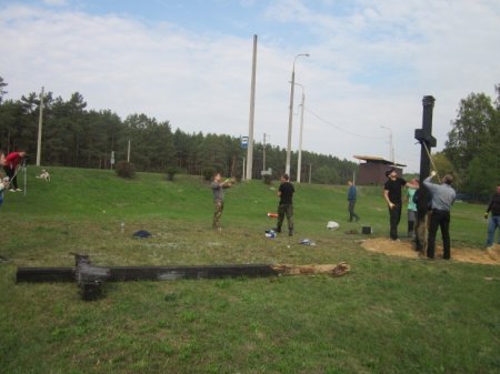 У Гомелі сябры БХД далучыліся да ўсталёўкі новых крыжоў памяці ахвяраў НКВД (фота)