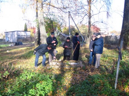 Дзяды в Витебске: активисты БХД навели порядок на заброшенном кладбище (фото)