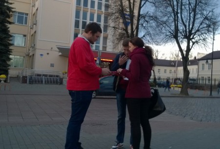 Члены МХД начали сбор подписей в поддержку льготного проезда для студентов (фото)