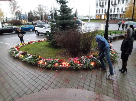 Руководство БХД и ХДР возложило цветы к посольству Франции (фото)